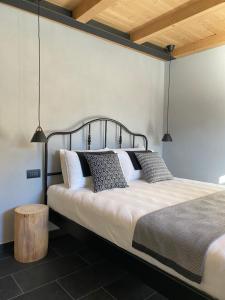 een slaapkamer met een bed met 2 zwarte lampen bij B&B CAMPITELLO 13 di Caterina Costan in San Niccolò Comèlico