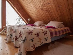 Änkküla的住宿－Mokko Saunahouse，木天花板的客房内的一张床位