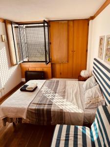 セジンブラにあるApartamento Ancora Marのベッドルーム(大型ベッド1台、椅子付)