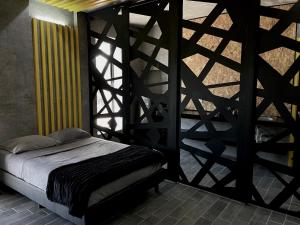 ein Bett in einem Zimmer mit einer Holzwand in der Unterkunft Türk in Chetumal