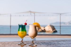 アカプルコにあるFiesta Americana Acapulco Villasのカクテル2杯(テーブルの上に座る)