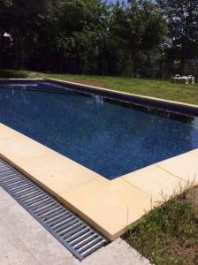 Bazén v ubytování Bungalow Gerês - Pichoses Camping nebo v jeho okolí