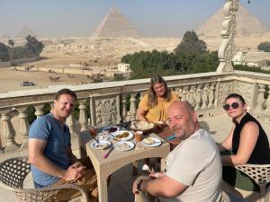 Foto da galeria de Sphinx palace pyramids view no Cairo