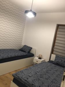 Katil atau katil-katil dalam bilik di Apartamenty Black&White Lubawka - Domek z ruską banią i sauną