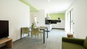 a kitchen and dining room with a table and chairs at Ca' de L'Olif - Holiday Clima Apartments in Dro