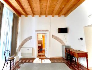 TV a/nebo společenská místnost v ubytování Palazzo Lupicini Affittacamere