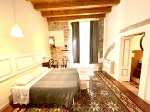 een slaapkamer met een groot bed in een kamer bij Palazzo Lupicini Affittacamere in Bisceglie