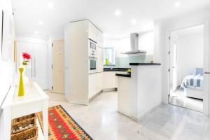 A kitchen or kitchenette at Jardines de Calahonda I