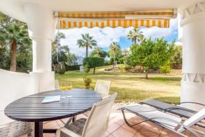 A garden outside Jardines de Calahonda I