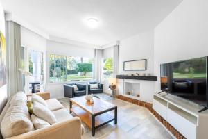 A television and/or entertainment centre at Jardines de Calahonda I