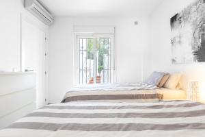 A bed or beds in a room at Jardines de Calahonda I