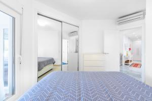 A bed or beds in a room at Jardines de Calahonda I