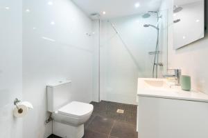 A bathroom at Jardines de Calahonda I