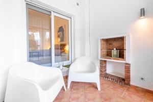 A seating area at Jardines de Calahonda I