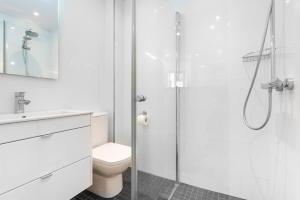A bathroom at Jardines de Calahonda I