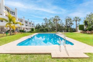 The swimming pool at or close to Jardines de Calahonda I