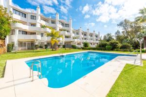 The swimming pool at or close to Jardines de Calahonda I