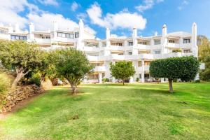 A garden outside Jardines de Calahonda I