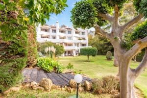 A garden outside Jardines de Calahonda I