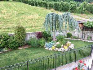 Vonkajšia záhrada v ubytovaní Mansarda con giardino Val di Sole Trentino