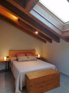 Postel nebo postele na pokoji v ubytování Apartament "El Castell" Casa Rural Cal Rialla
