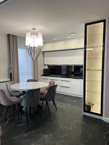 una sala da pranzo con tavolo e sedie di Apartament Primavera 2 z Sauną i Jacuzzi a Kielce