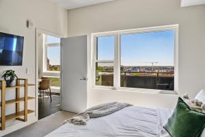 ein Schlafzimmer mit einem Bett und einem großen Fenster in der Unterkunft A Denver Skyline State of Mind - Zuni Lofts in Denver