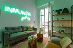 Część wypoczynkowa w obiekcie The QUEEN's Designer Apartment by Cadiz4Rentals