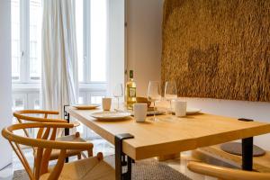 jadalnia z drewnianym stołem i krzesłami w obiekcie The QUEEN's Designer Apartment by Cadiz4Rentals w Kadyksie