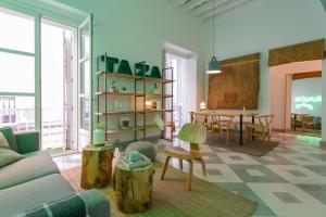 salon z kanapą i stołem w obiekcie The QUEEN's Designer Apartment by Cadiz4Rentals w Kadyksie