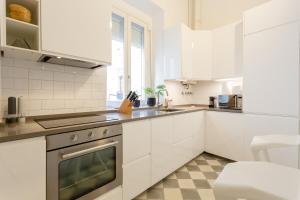 Kuchnia lub aneks kuchenny w obiekcie The QUEEN's Designer Apartment by Cadiz4Rentals