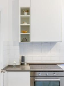 Kuchnia lub aneks kuchenny w obiekcie The QUEEN's Designer Apartment by Cadiz4Rentals