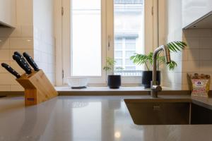 kuchnia ze zlewem i nożem w obiekcie The QUEEN's Designer Apartment by Cadiz4Rentals w Kadyksie