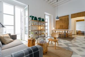 Część wypoczynkowa w obiekcie The QUEEN's Designer Apartment by Cadiz4Rentals
