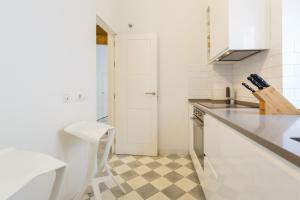 Kuchnia lub aneks kuchenny w obiekcie The QUEEN's Designer Apartment by Cadiz4Rentals
