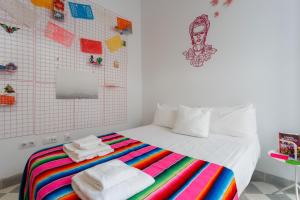 Łóżko lub łóżka w pokoju w obiekcie The QUEEN's Designer Apartment by Cadiz4Rentals