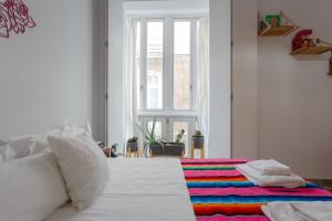 Łóżko lub łóżka w pokoju w obiekcie The QUEEN's Designer Apartment by Cadiz4Rentals