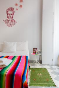 Łóżko lub łóżka w pokoju w obiekcie The QUEEN's Designer Apartment by Cadiz4Rentals