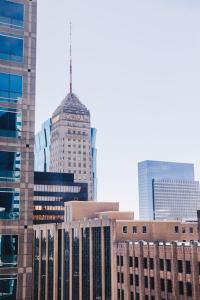 Blick auf die Skyline der Stadt mit hohen Gebäuden in der Unterkunft Hyatt Centric Downtown Minneapolis in Minneapolis