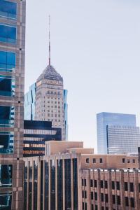 ミネアポリスにあるHyatt Centric Downtown Minneapolisの高層ビル群を望む街並み