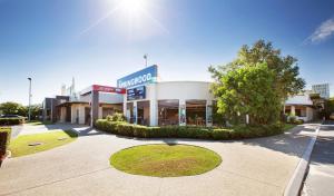 eine Ladenfront mit der Sonne am Himmel in der Unterkunft Nightcap at Springwood Hotel in Springwood
