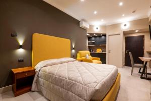 um quarto com uma cama grande e uma cabeceira amarela em Domus Aurelia em Roma