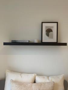 uma prateleira por cima de um sofá com duas almofadas em Your Room with A View Bolderberg em Heusden - Zolder