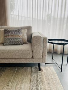 uma sala de estar com um sofá e uma mesa em Your Room with A View Bolderberg em Heusden - Zolder