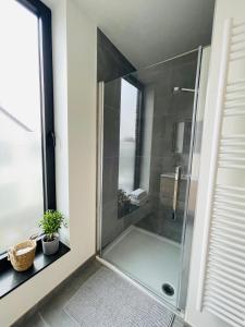 Bilik mandi di Your Room with A View Bolderberg