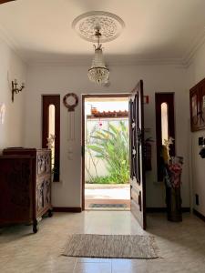 a room with a door and a chandelier at Manelisa Cascais in Cascais