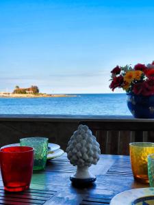 a table with a view of the ocean at Rosa dei Venti Beach House in Marzamemi