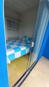 a small room with a small bed with a window at Residencial Praia Quente casas in Nova Viçosa