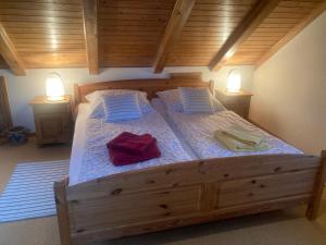 Ein Bett oder Betten in einem Zimmer der Unterkunft Haus am Wald