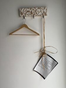 una percha con un letrero colgando de una pared en La stella di Chanel en Nardò